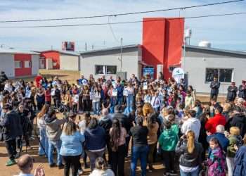 Están en un cumple: Catriló festejó su aniversario con la entrega de 20 viviendas a familias