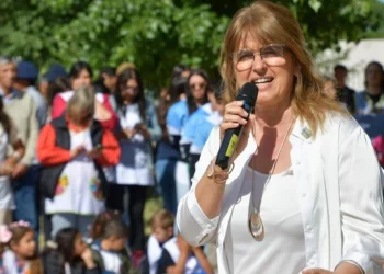 Reniegue quien reniegue: «Hay que regular el uso del celular en los recreos», opinó la ministra de Educación