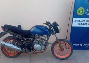 Traumatismo de cráneo y tórax: Dos motochorros le arrebataron la cartera a una mujer que iba en bici y la hicieron caer