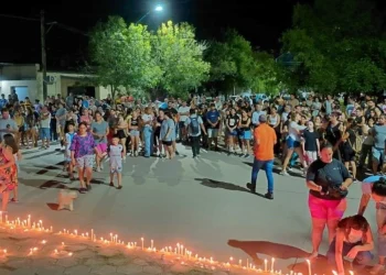 Velas y mucho dolor: La comunidad de San Cristóbal homenajeó al joven alumno que murió por un disparo