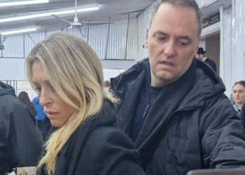 Con la tuya, contribuyente: Adorni y Quirno «subieron» a sus esposas al avión presidencial que viajó a EEUU