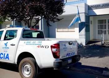 Papá, te busca la policía: Allanaron un domicilio por otra pintada con amenazas, ahora en el secundario de Victorica