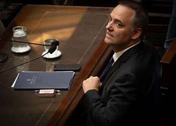 Plata tiene para mantenerse: Tras su renuncia como jefe de Gabinete, la oposición también exige que Adorni deje su cargo en el directorio de YPF