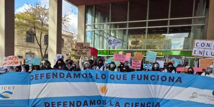 Dura carta de trabajadores científicos: “Ningún país se desarrolla destruyendo su inteligencia colectiva”