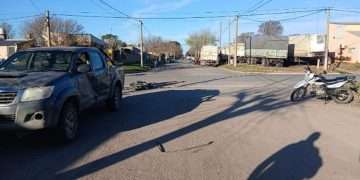 Murió en el hospital: Un joven iba en moto y chocó con una camioneta