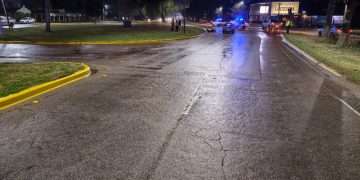 Siniestro vial entre auto y motocicleta: Una persona fue hospitalizada tras el choque en la avenida Perón