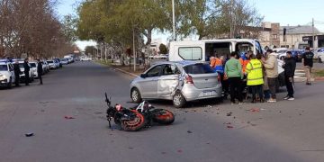 Grave choque entre un auto y una motocicleta: Un joven de 20 años está en estado crítico
